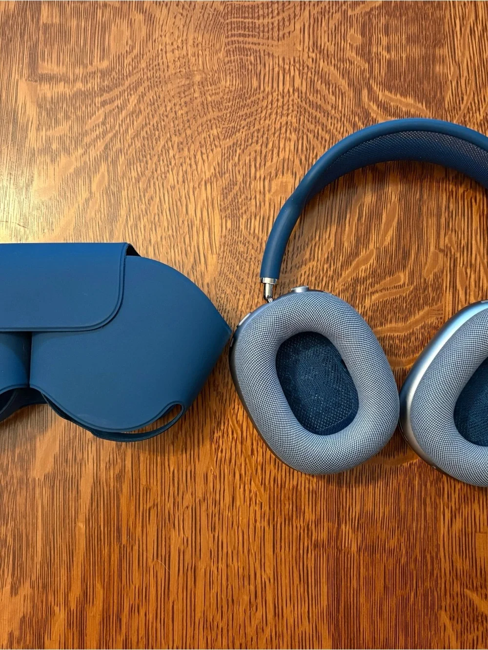 Apple AirPods Max Silver Earcups with Blue Headband and Case (1st Gen)